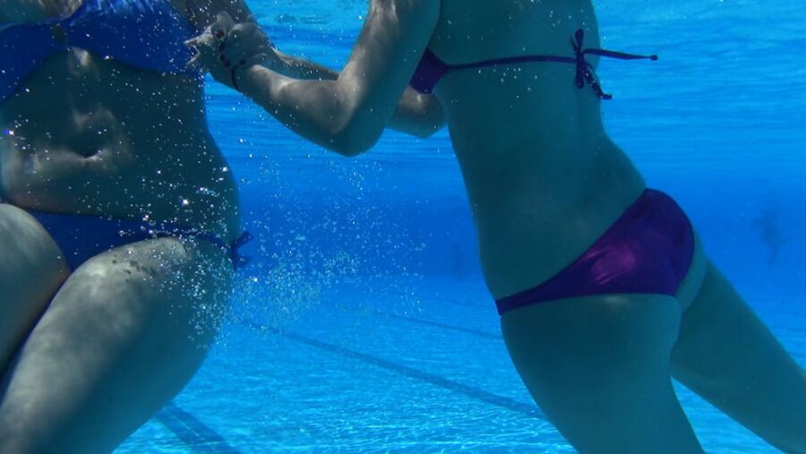 Spanish lesbian play at swimmingpool