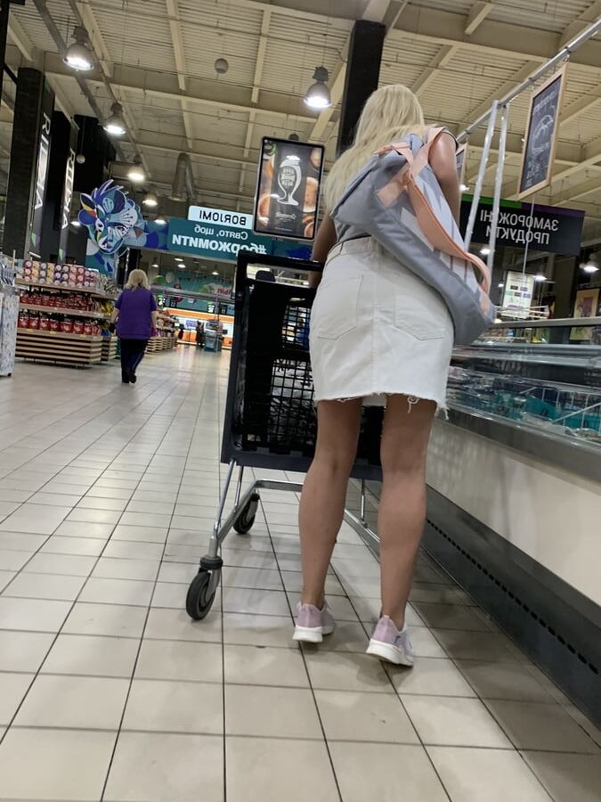 Upskirt beauty girl
