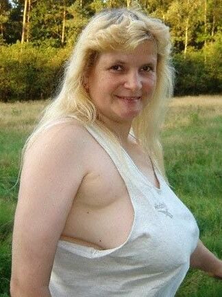 Mommies huge tits for you to enjoy and expose