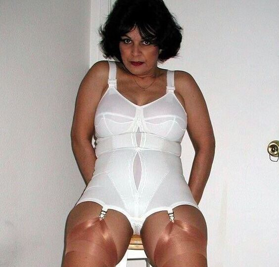 ÄLTERE FRAUEN IN DESSOUS