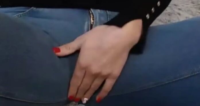 Elle touche sa chatte par dessus le jeans