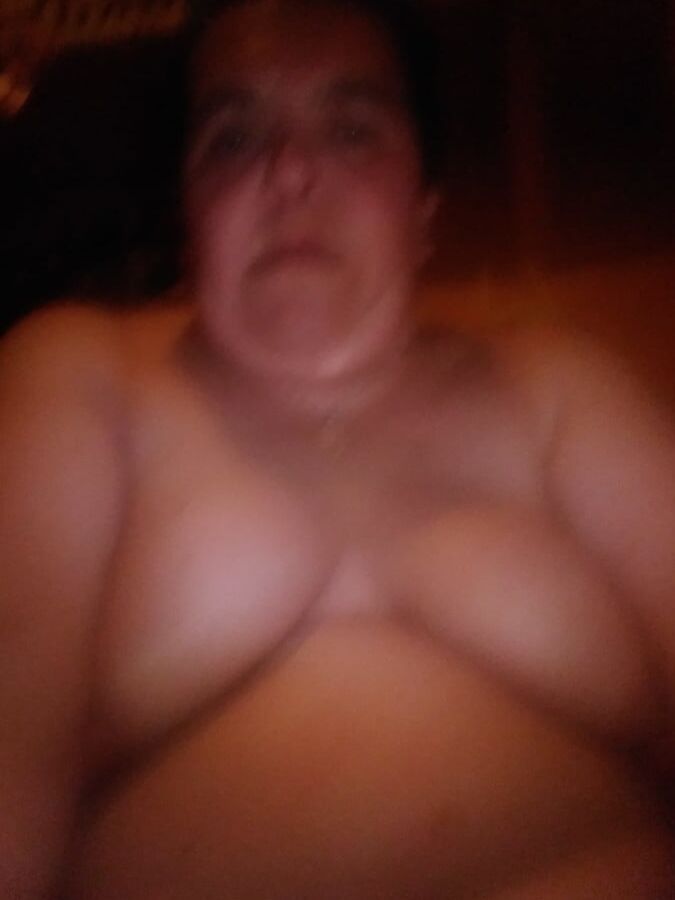 my fat girl takes a selfie