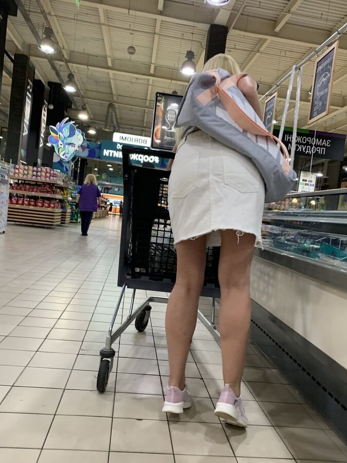 Upskirt beauty girl