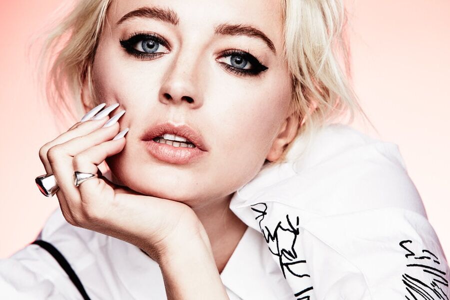 Busty Caroline Vreeland