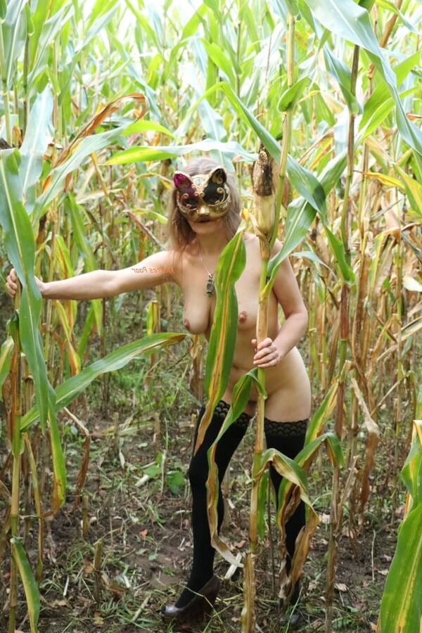 Nackt im Feld