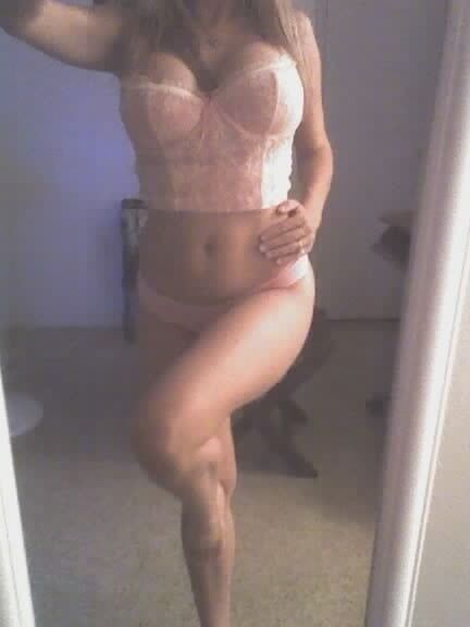 Sexy MILF babe