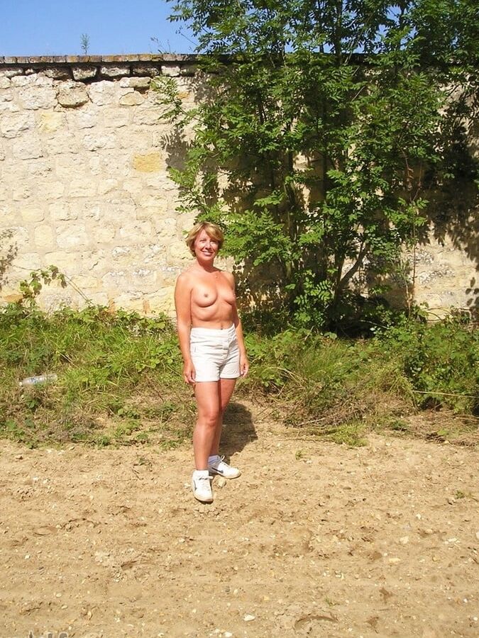 Mimi is a natural French wife