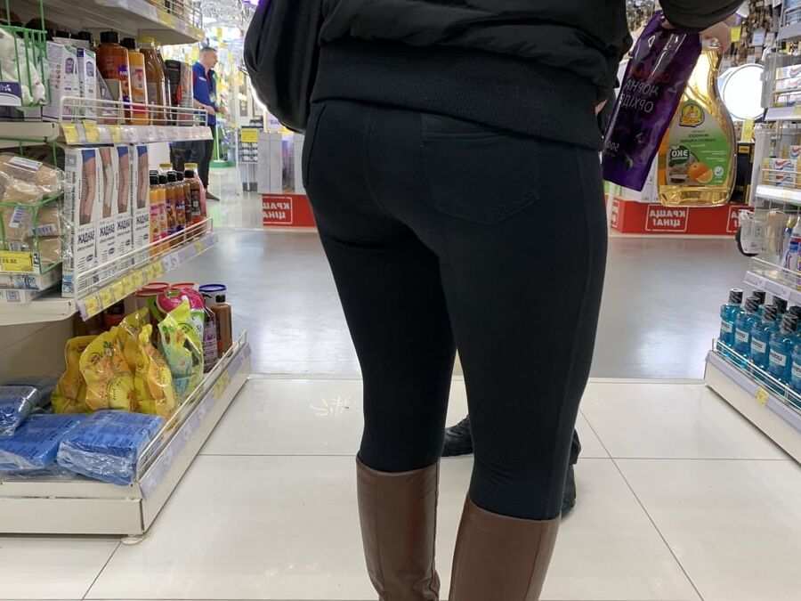 Big ass in mature cameltoe