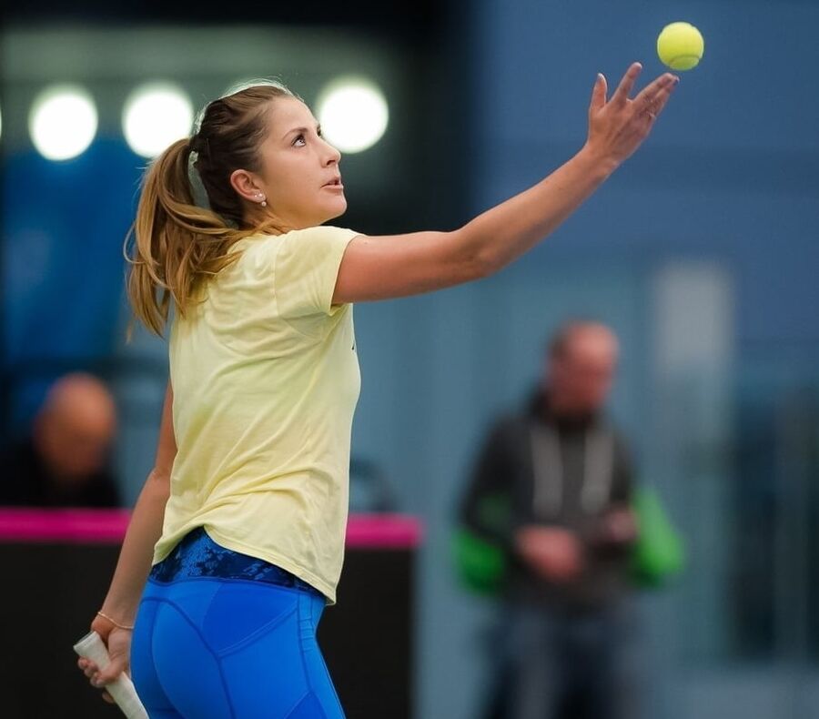 News babes, athletes and more