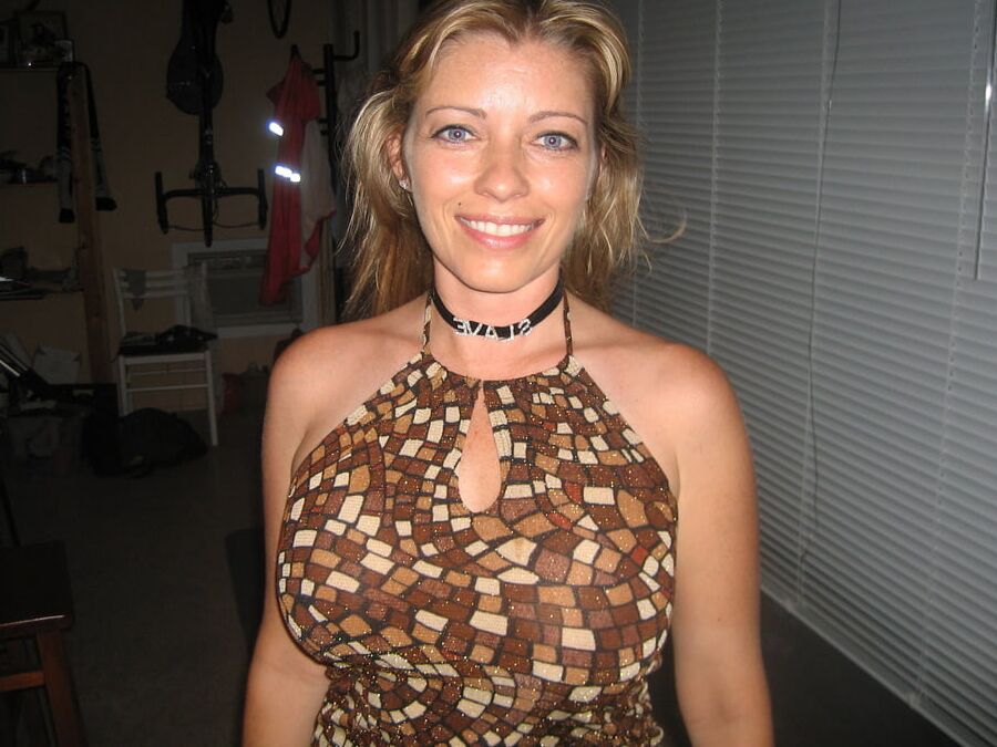 Sexy MILF babe