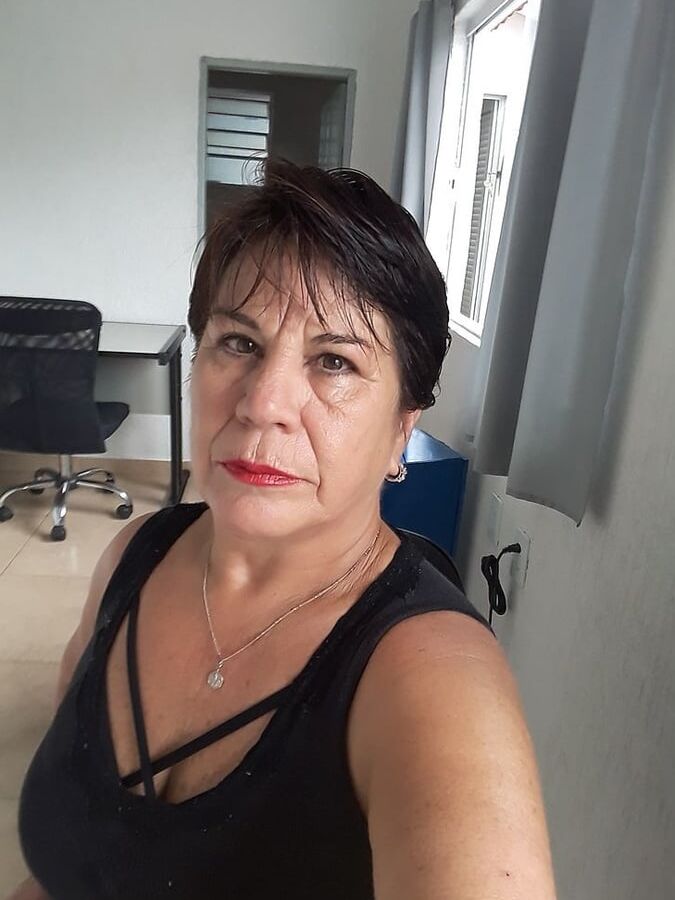 Abuela sexy merece cum en la cara