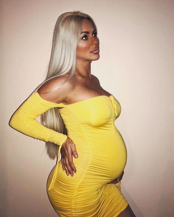 Hot mom preggo Vanja with great body