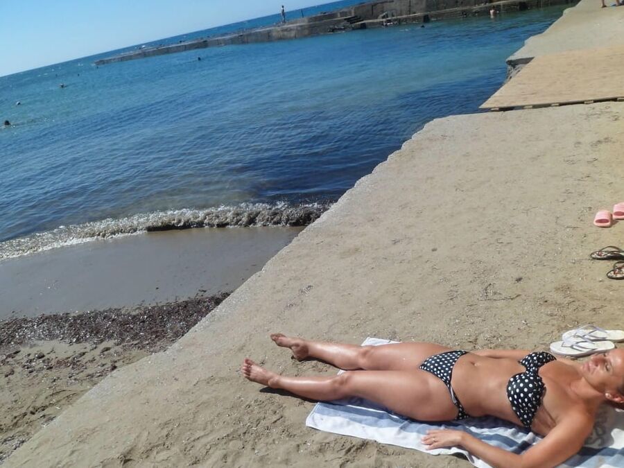Sexy mature in bikini