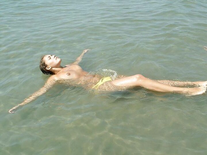 Agatha topless a la mer
