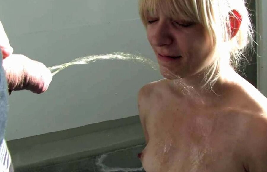 - les hommes pissent sur les salopes