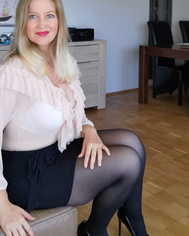 Curvy amateur MILF Sandra in hot nylon legs