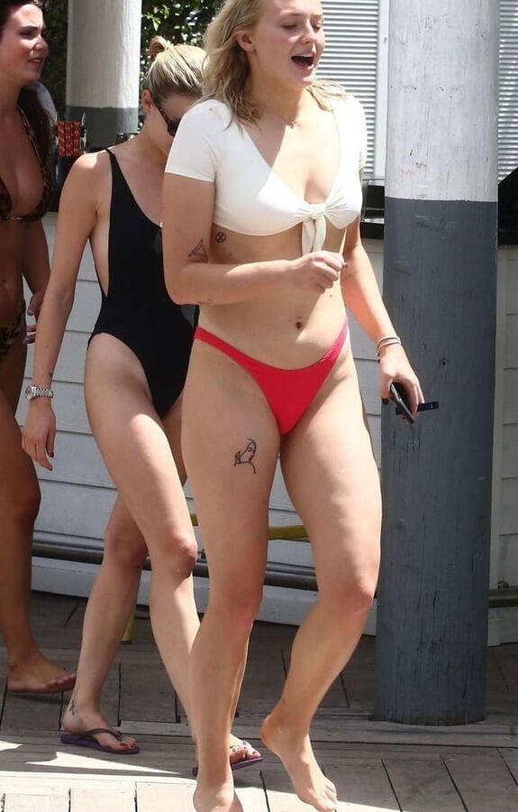 Sophie Turner hot celeb