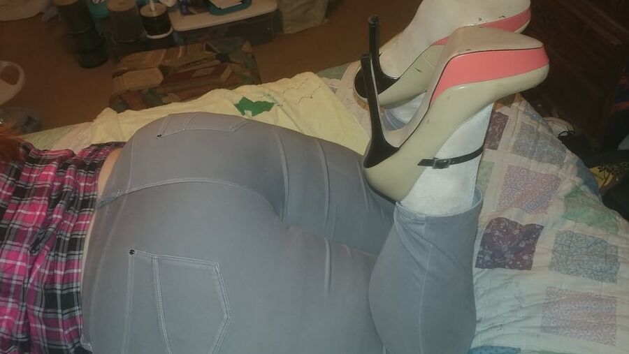 Big ass dressed up and in pantyhose and heels
