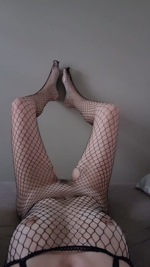 Ma femme soumise et sa chatte poilue essaie ses tenues