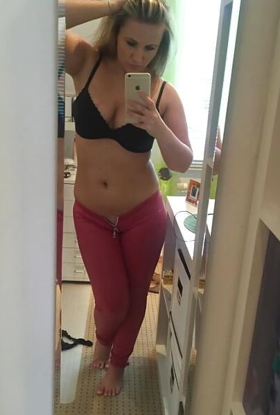 Very Sexy Big Tit Curvy MILF Gorgeous Eyes And Smile