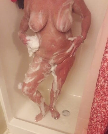 Amateur matures in shower