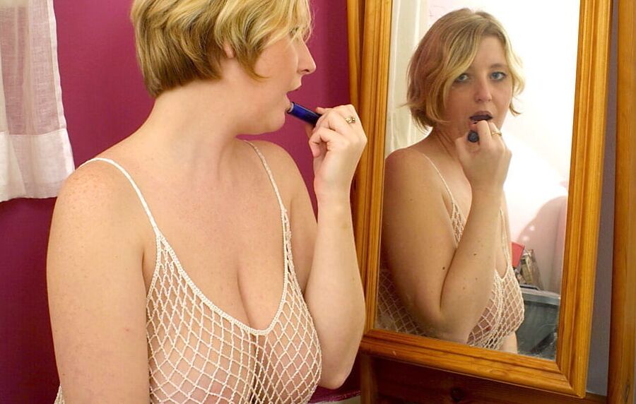 English rose strips by the mirror