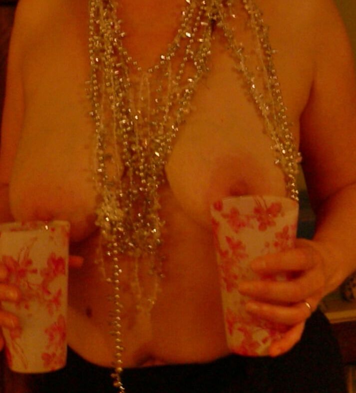 Braucht jemand Milch? Mel melkt ihre Tueten