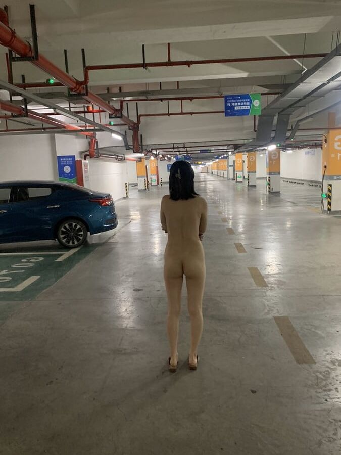 Chinese air hostess gives blowjob