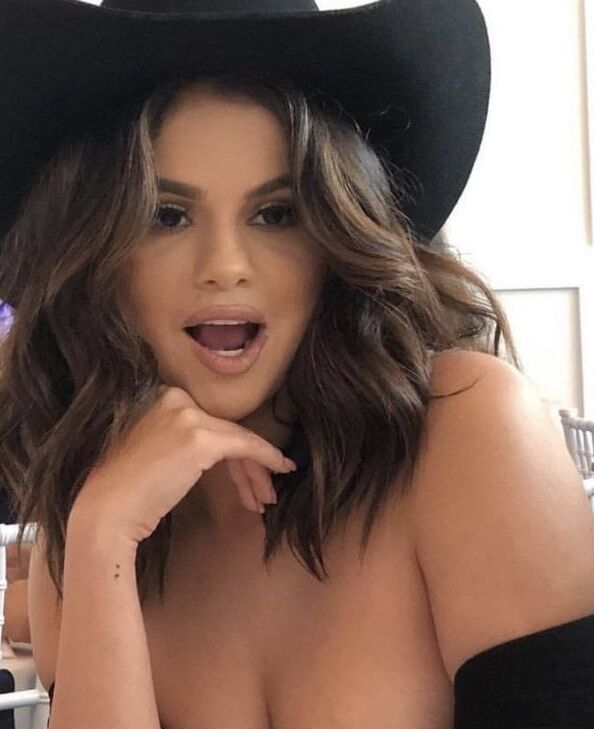 SELENA GOMEZ ... HOT BOOBS !!!