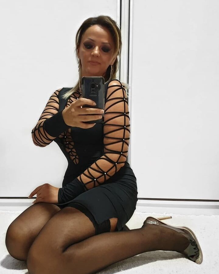 Amateur mature Sonja in nylon makes selfies