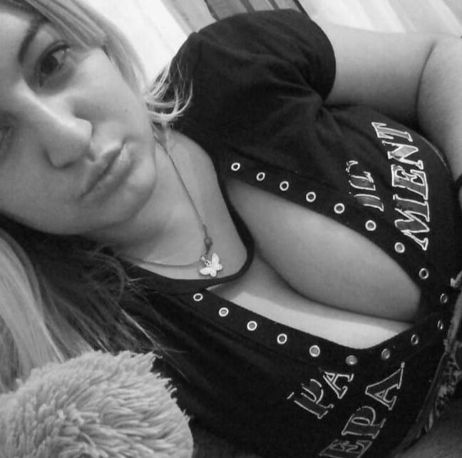cette paire de seins trop lourd salope fcbk