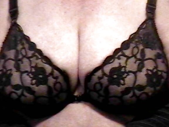SuZa with chain bra