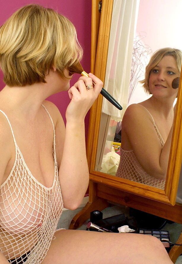 English rose strips by the mirror