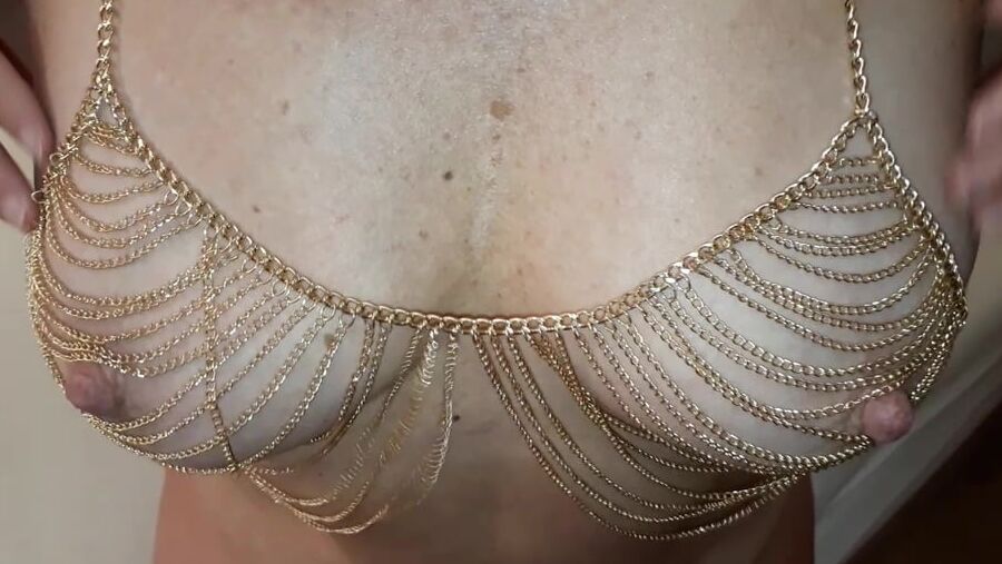 SuZa with chain bra