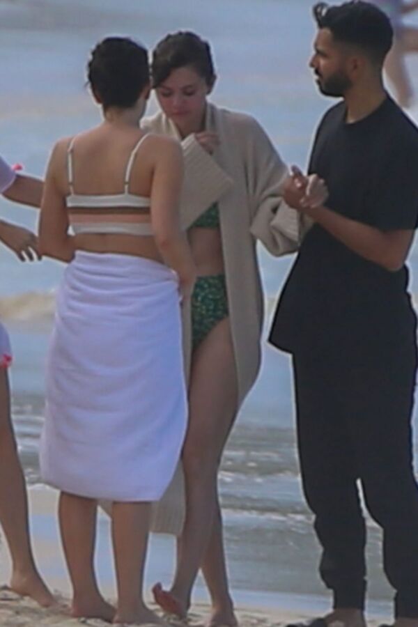 SELENA GOMEZ ... HOT BOOBS !!!