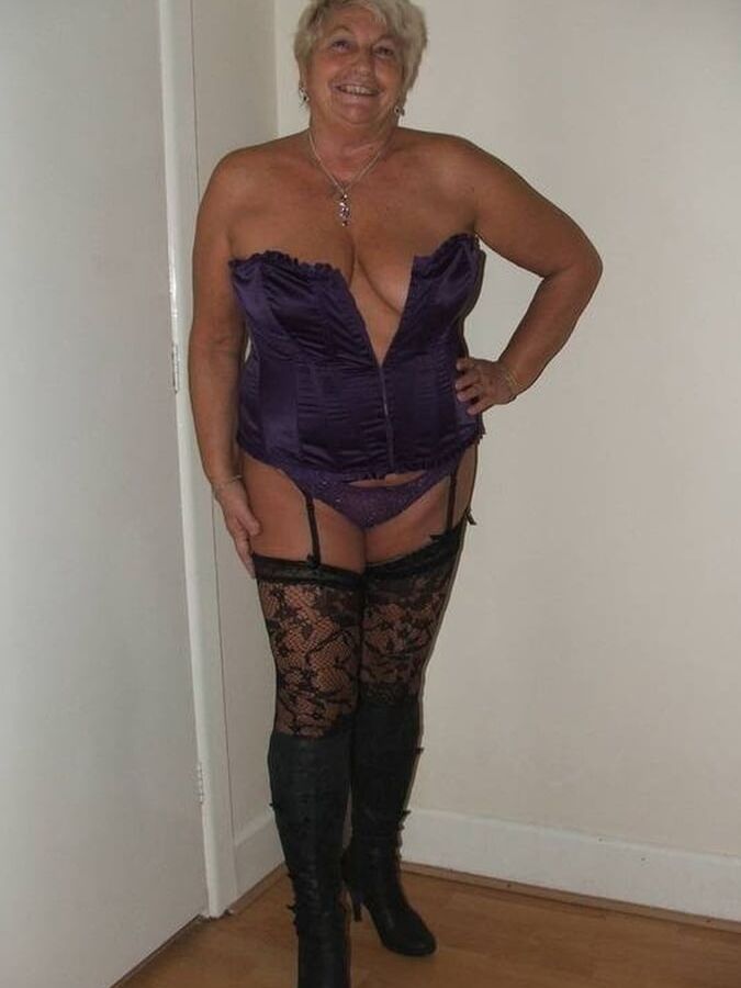 MATURE SLUTS WEAR STOCKINGS