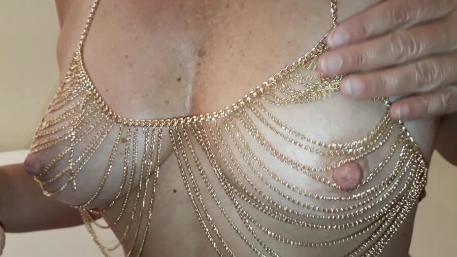 SuZa with chain bra