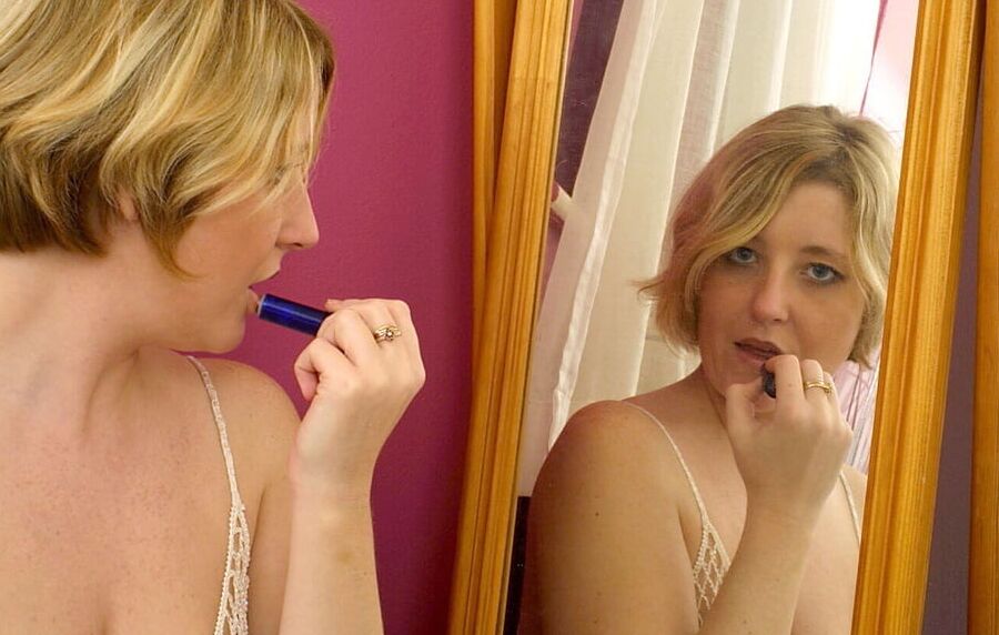English rose strips by the mirror