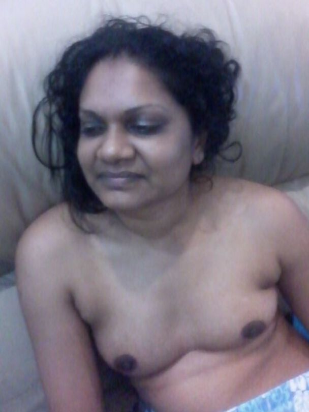 インド人妻のヌードが露出