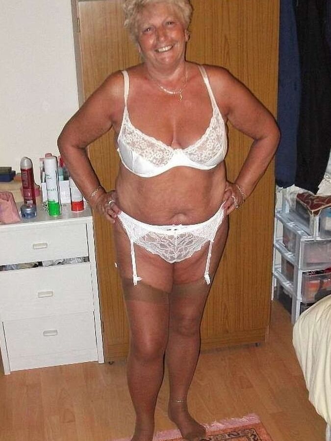 MATURE SLUTS WEAR STOCKINGS