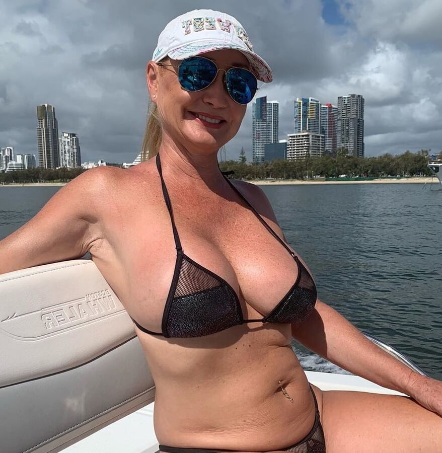 Coroa loura na praia.
