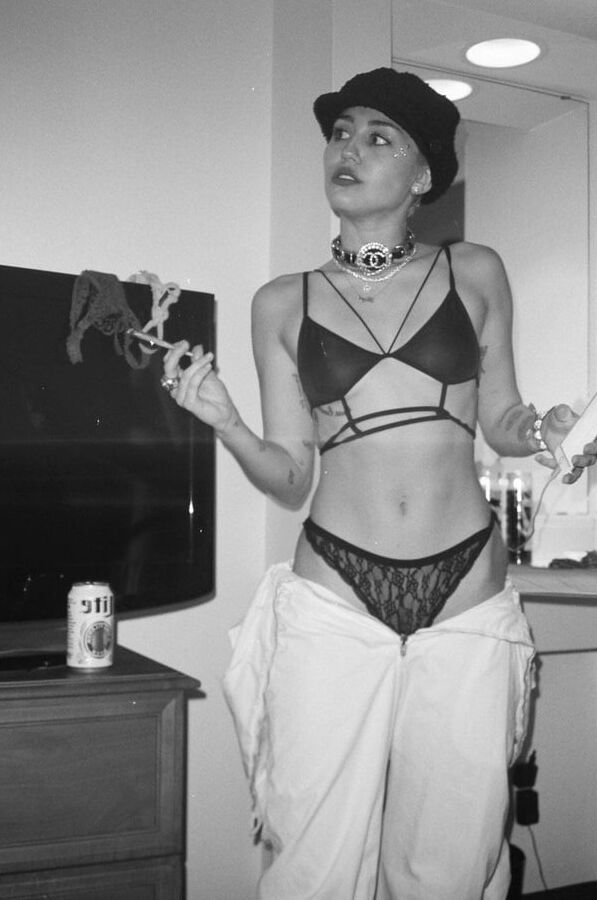 Leaked Pics-miley cyrus