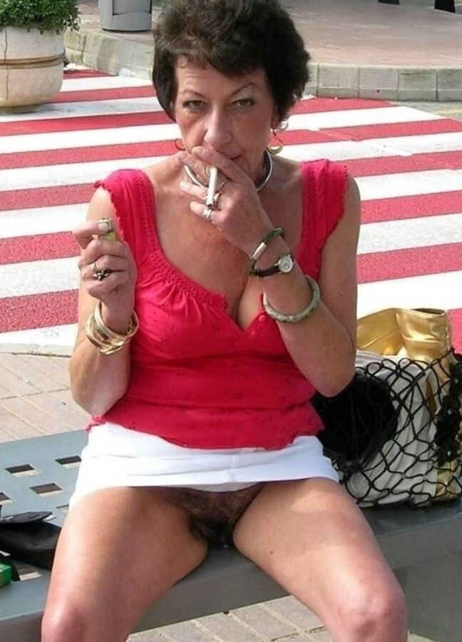 Granny Upskirt