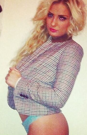 Sexy Blonde Babe: Beth