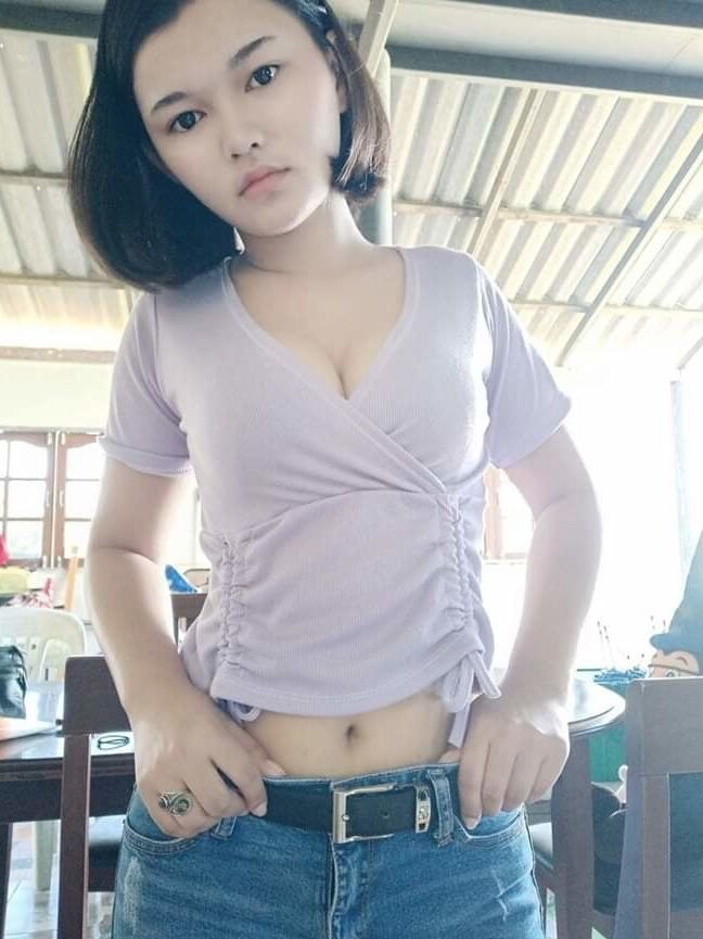 Pelajar sekolah tetek besar