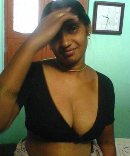 Indian aunty flashing big boobs