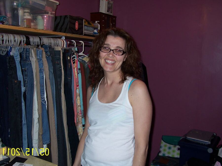 . Kentucky wife poses for hubby