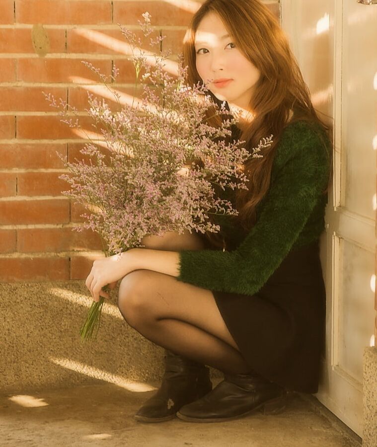 Pretty Chinese GF in Black Pantyhose