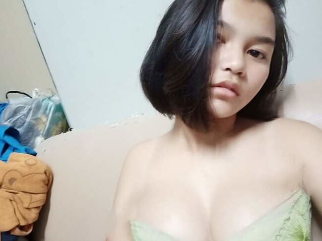 Pelajar sekolah tetek besar