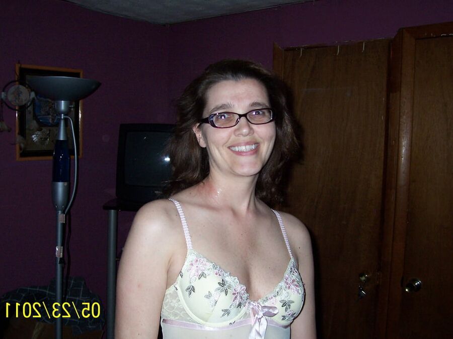 . Kentucky wife poses for hubby